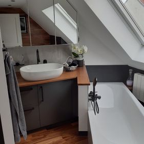 Badezimmer Dachgeschoss mit Dusche und Badewanne