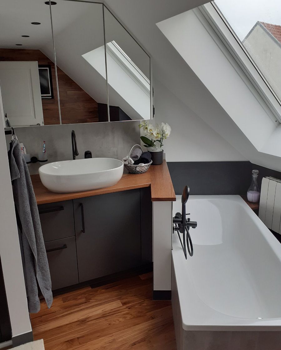 Badezimmer Dachgeschoss mit Dusche und Badewanne