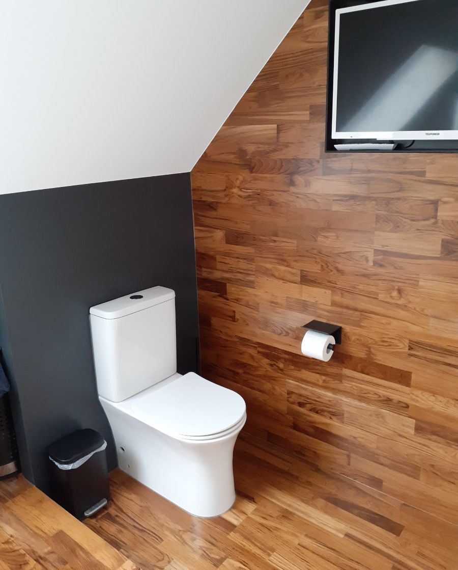 Badezimmer Dachgeschoss mit Dusche und Badewanne