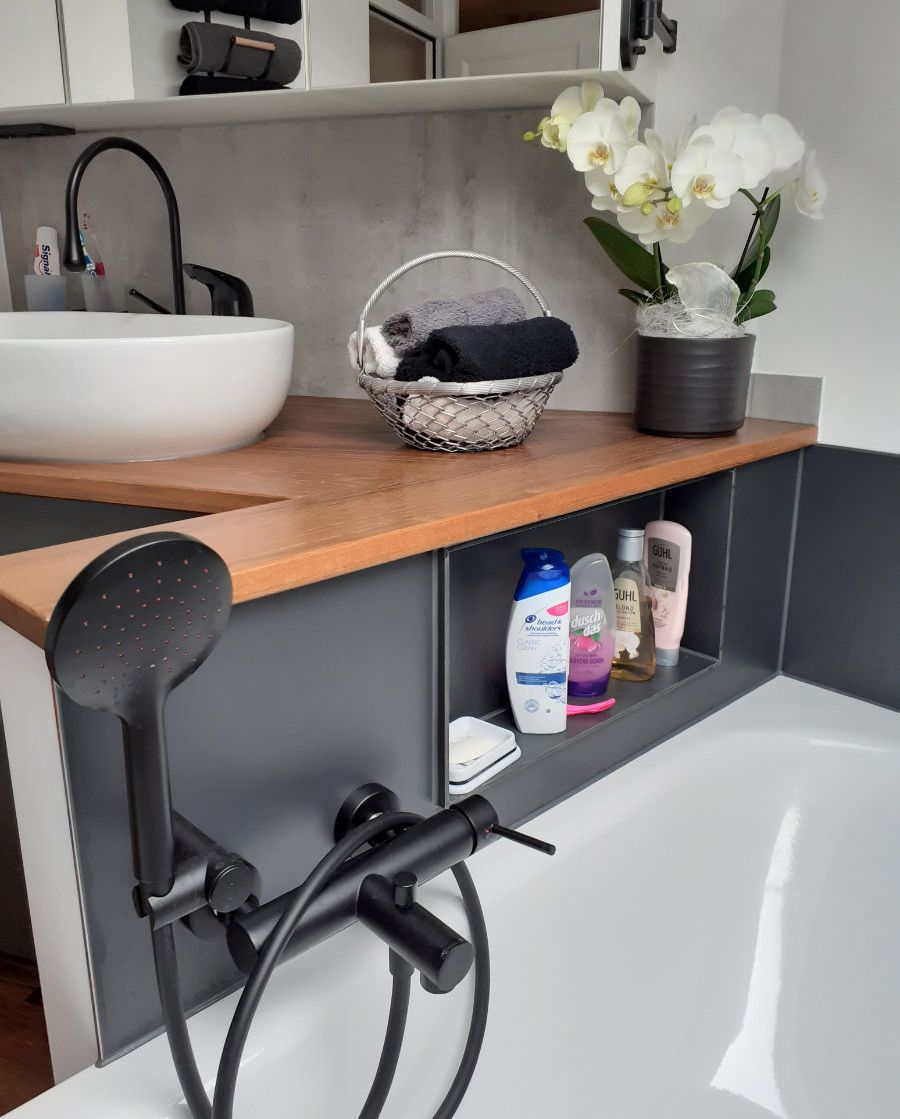 Badezimmer Dachgeschoss mit Dusche und Badewanne
