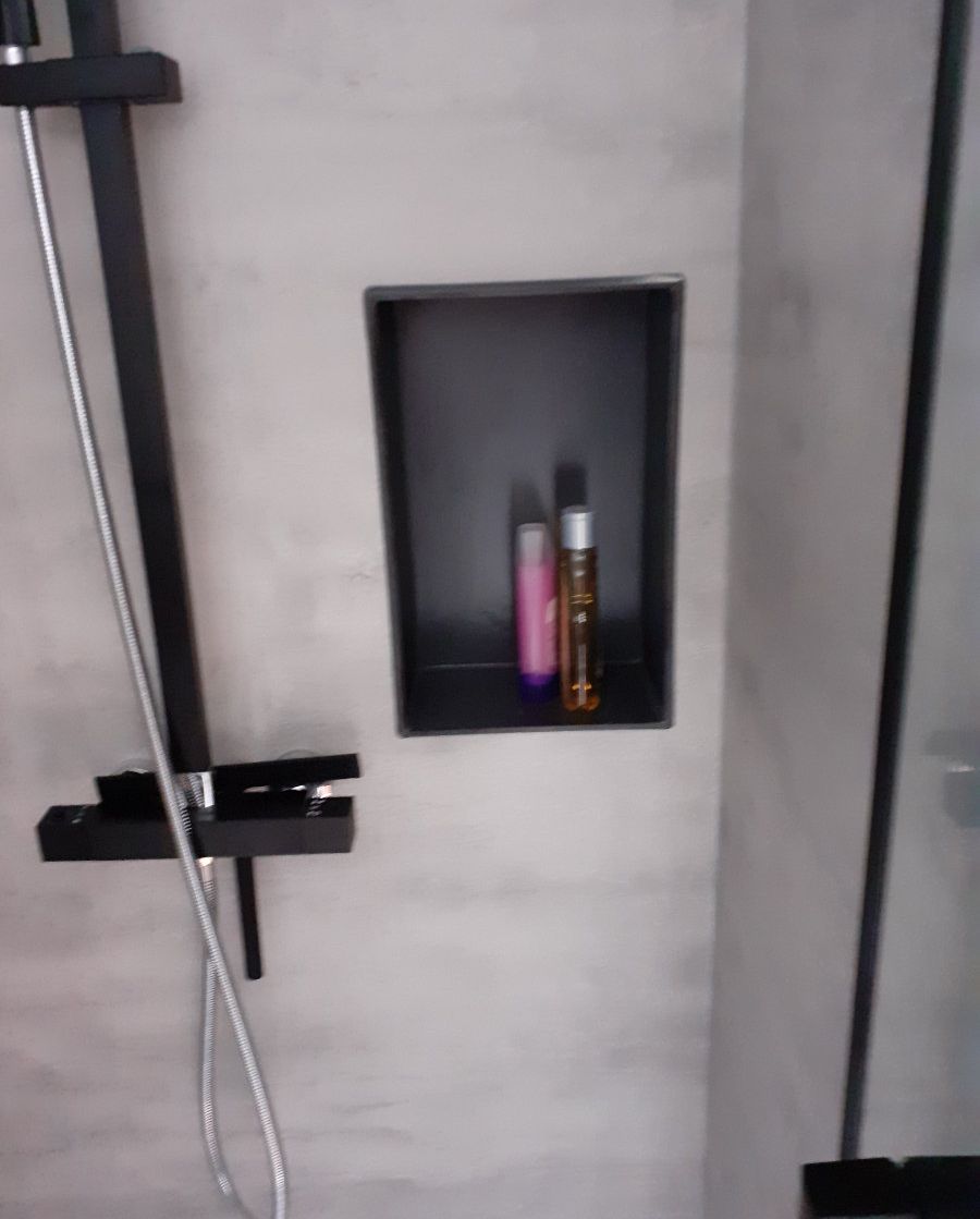 Badezimmer Dachgeschoss mit Dusche und Badewanne