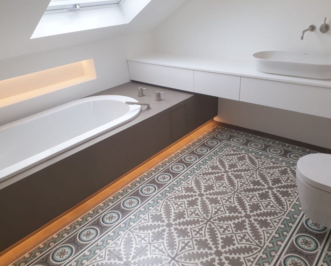 Badezimmer Dachgeschoss mit Dusche und Badewanne