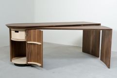 Meisterstück David Schmid – Wohnzimmertisch in Nussbaum, Im Tischfuß Schrank mit Schublade, Tischplatten drehbar